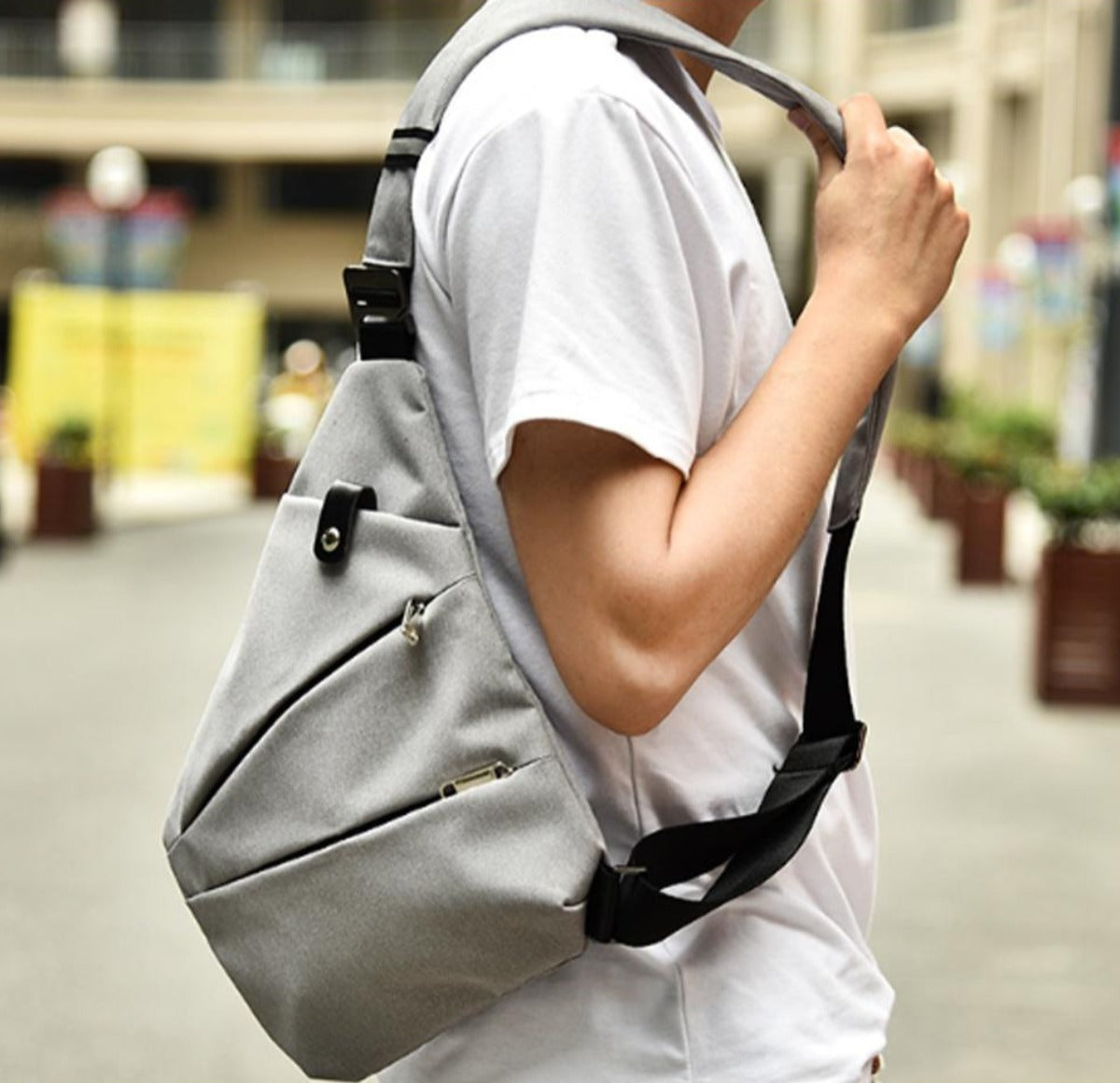 Spacious sholder bag