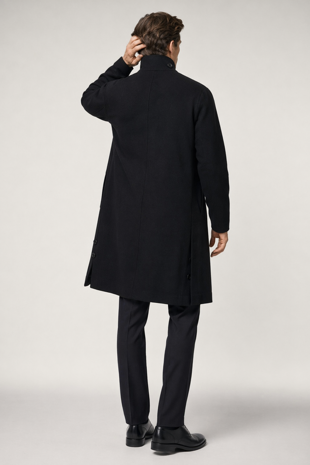 Long Men's Coat Featuring Buttoned Slits Black