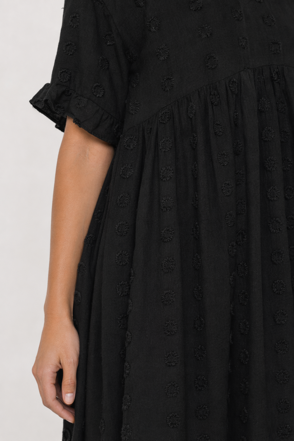 Flowy Short-Sleeved Dress for Women with a V-Neckline Black