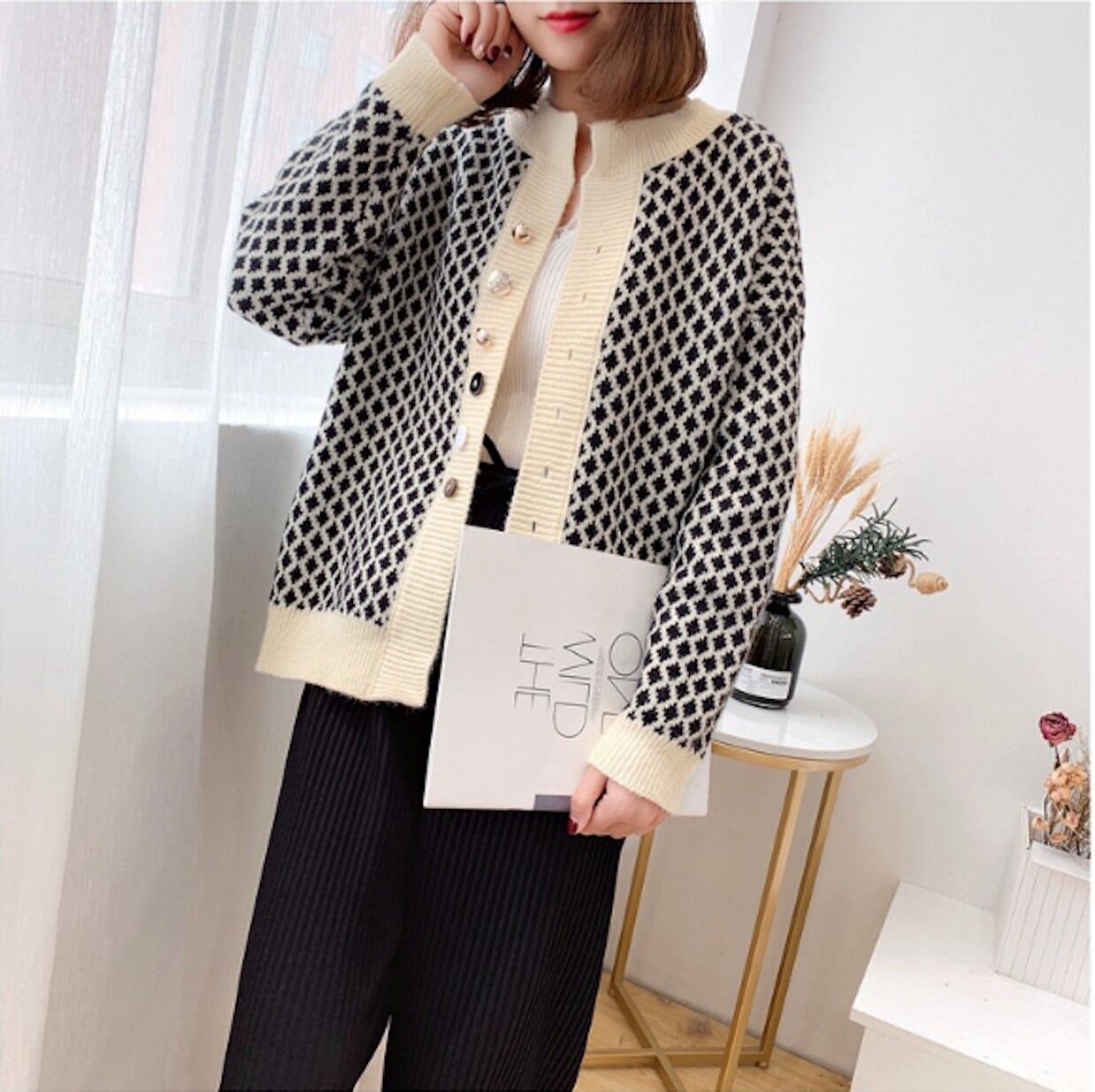 Small Diamond Print Women's Short Cardigan: A Clear Representation of Elegance